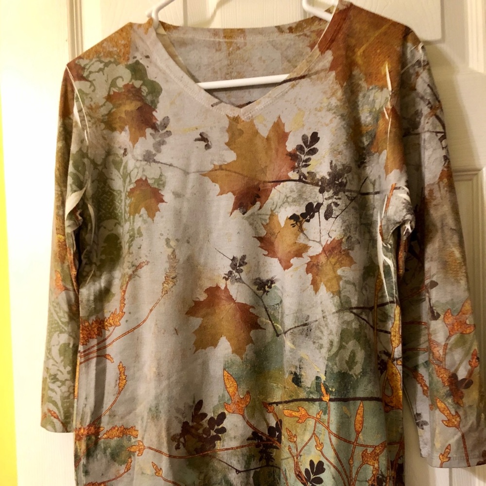 Like New! 3/4 sleeve, V neck top—Medium